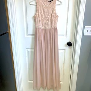 Gianni Bini Ladies Size 0 long flowy dress Light Pink. Semi Formal/Formal.